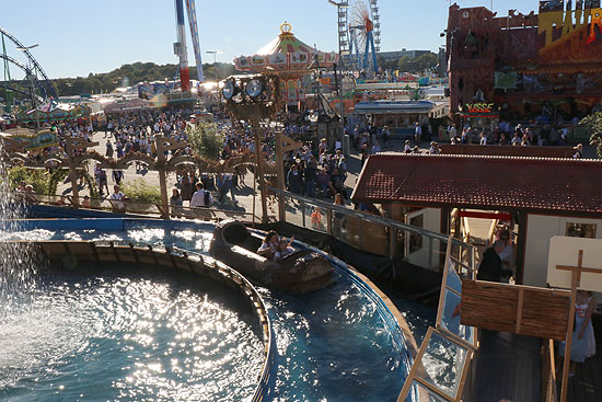 Wildwasserbahn Meyer-Steiger auf dem Oktoberfest 2019 in der Schaustellerstrasse (©Foto: Martin Schmitz)